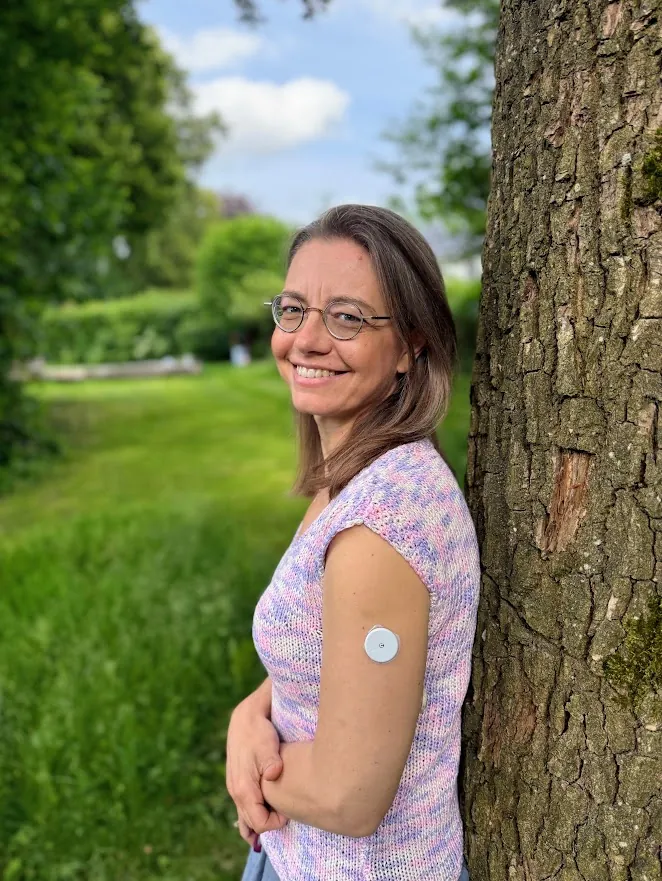Anna Nicolaou, conseillère en nutrition certifiée et spécialiste de la santé métabolique, en portrait extérieur